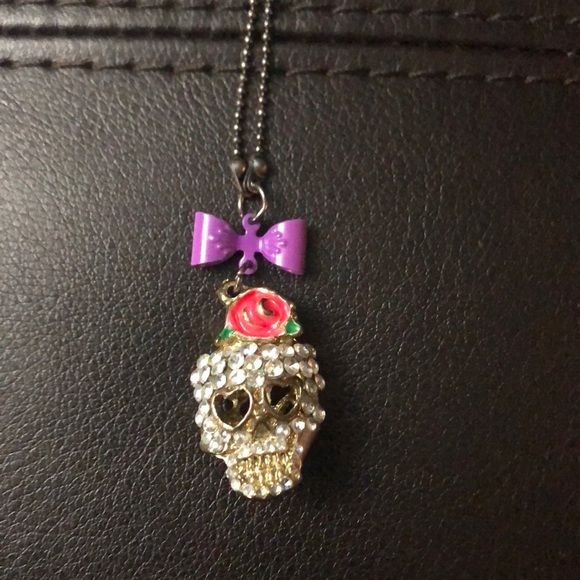 ⭐️Skull & Bow Necklace - Picture 4 of 6